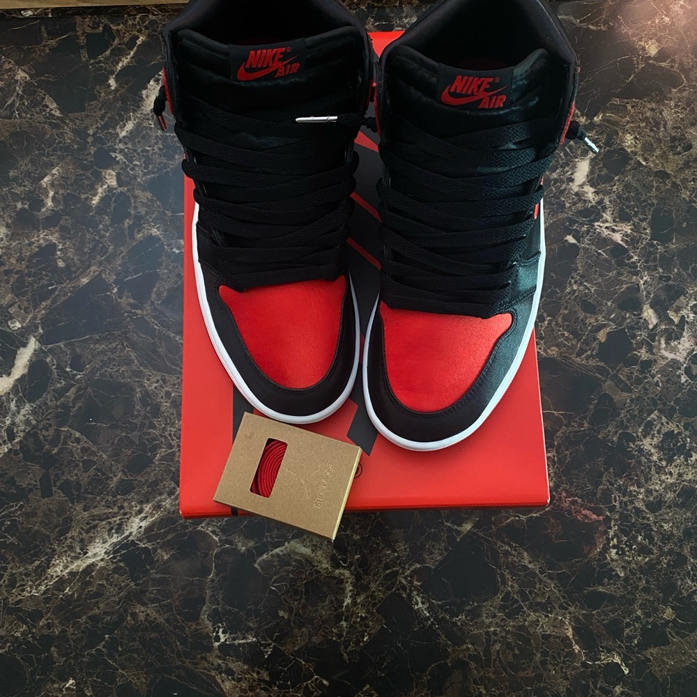 Nike WMNS Air Jordan 1 Retro High OG “Satin Bred” Size 7W